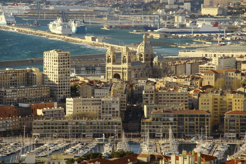 Où faire un bachelor marketing pour apprendre à ouvrir sa propre entreprise à Marseille Castellane ?